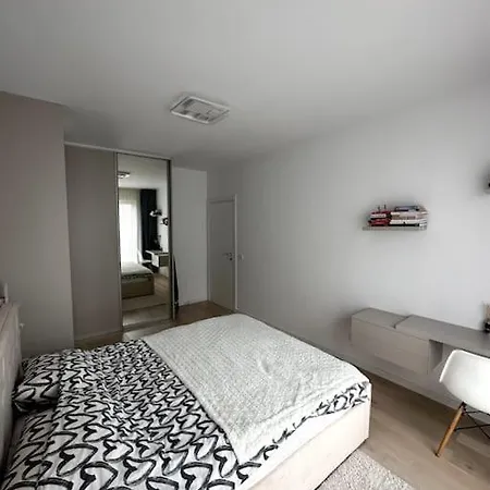 Opulence: Luxe Airbnb Haven Κλουζ-Ναπόκα